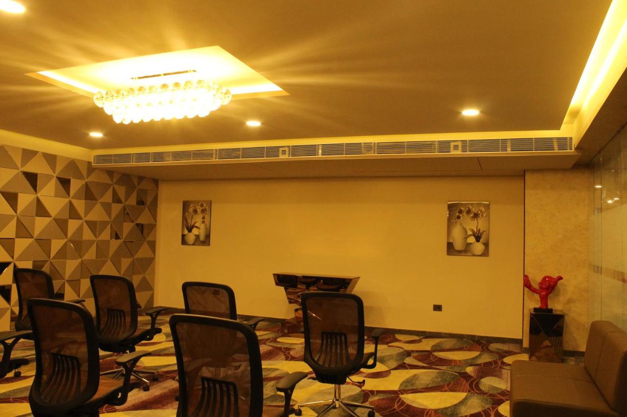 Zip By Spree Hotels Σουράτ Εξωτερικό φωτογραφία