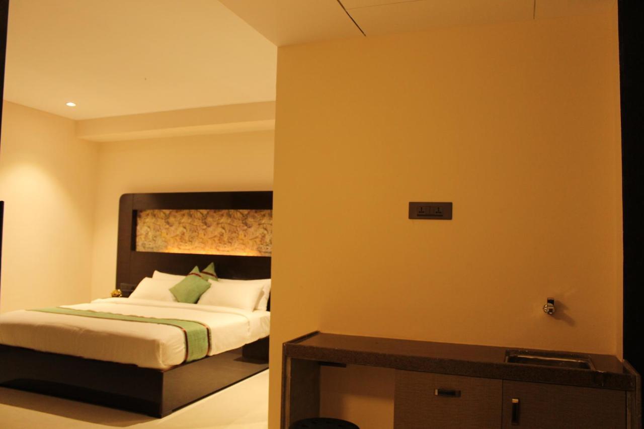 Zip By Spree Hotels Σουράτ Εξωτερικό φωτογραφία