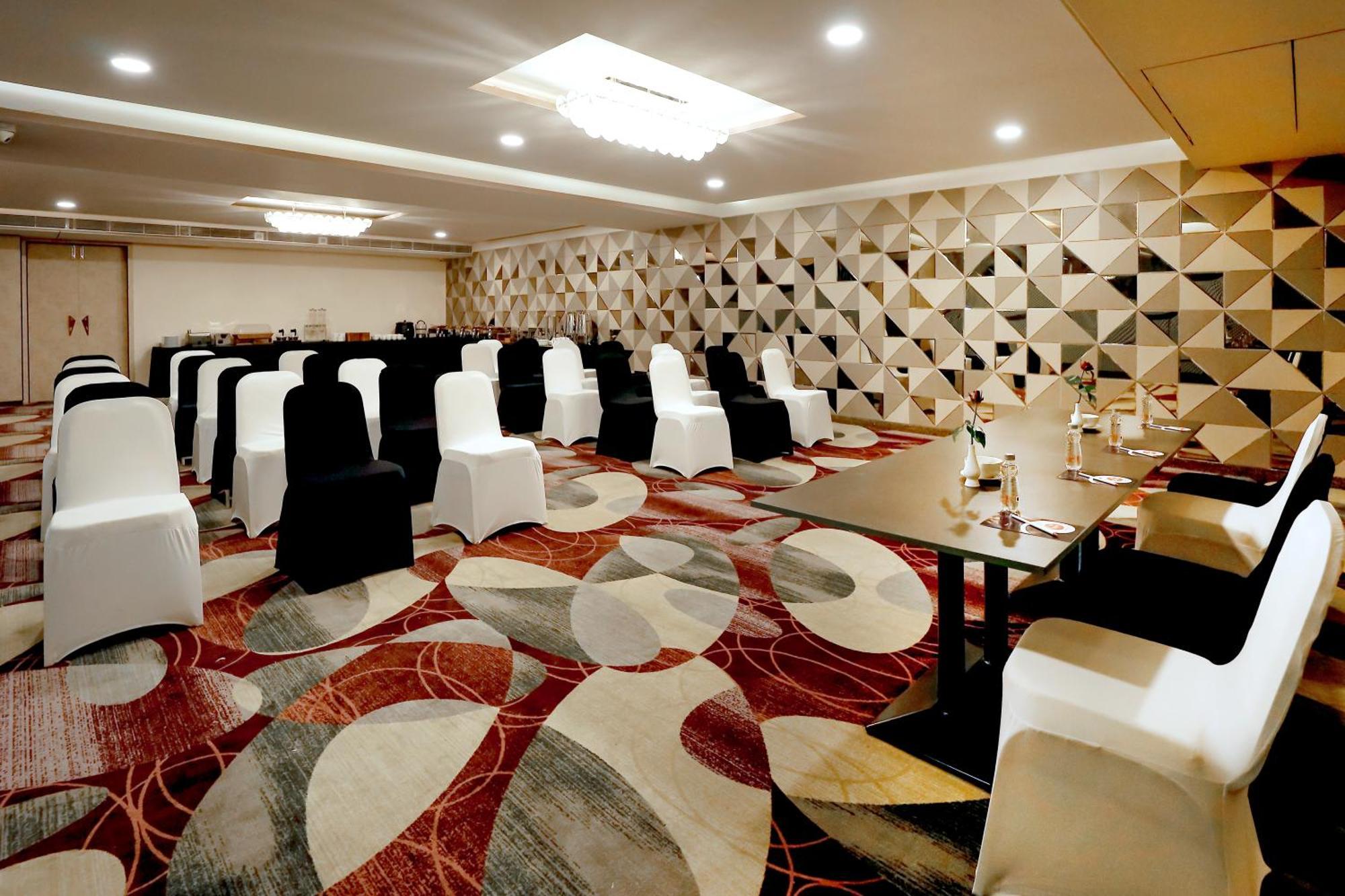 Zip By Spree Hotels Σουράτ Εξωτερικό φωτογραφία