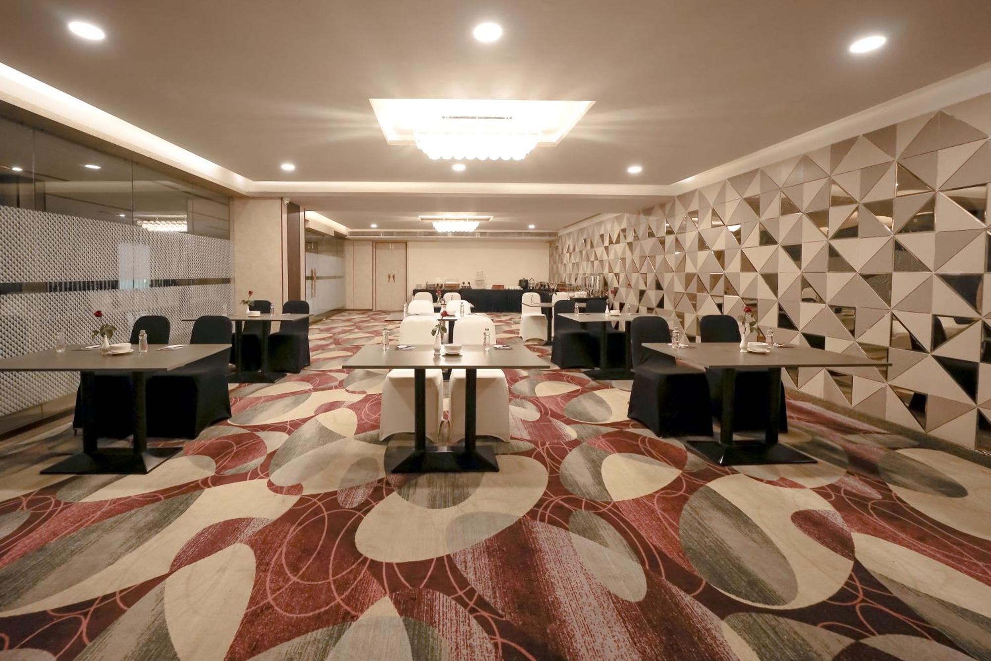 Zip By Spree Hotels Σουράτ Εξωτερικό φωτογραφία