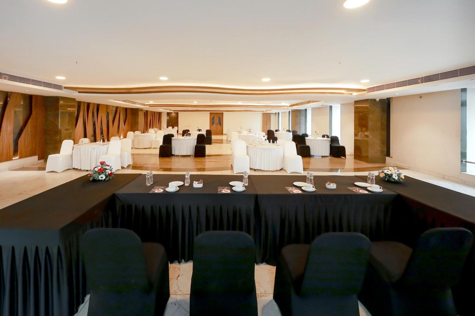 Zip By Spree Hotels Σουράτ Εξωτερικό φωτογραφία