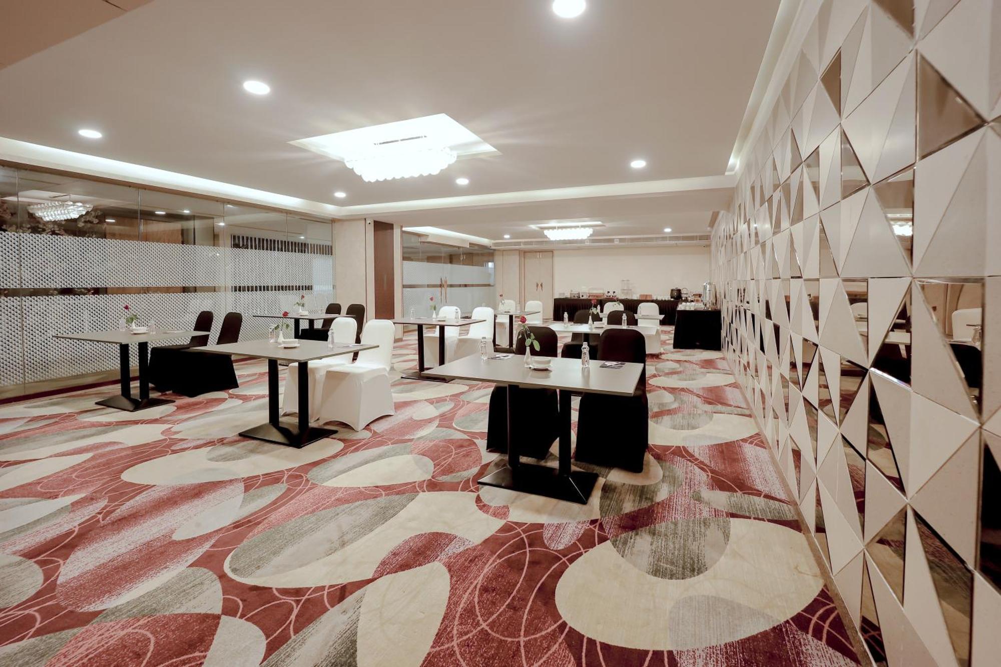 Zip By Spree Hotels Σουράτ Εξωτερικό φωτογραφία