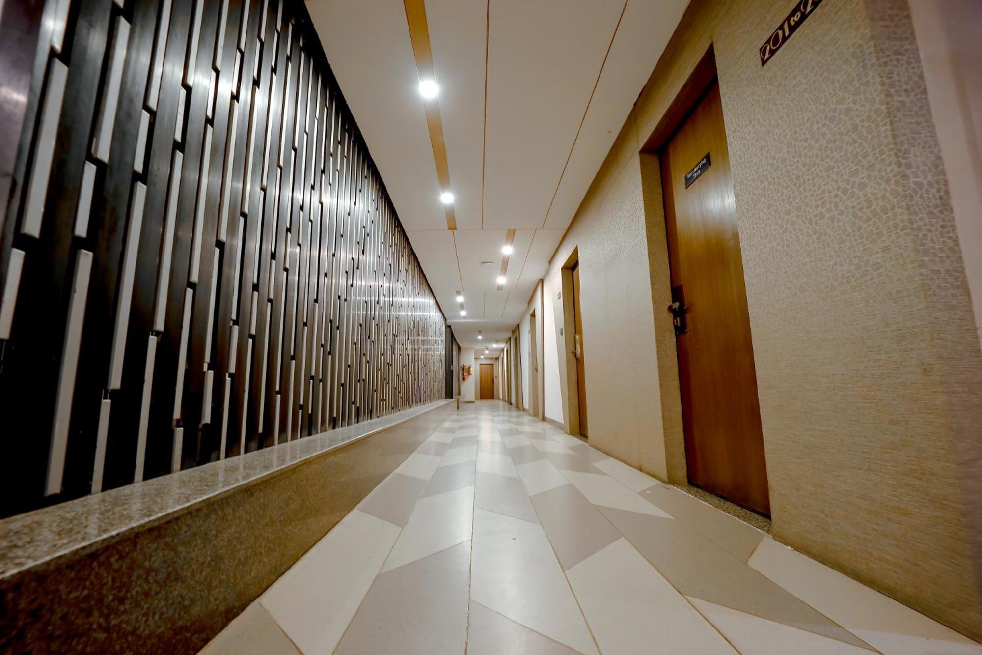 Zip By Spree Hotels Σουράτ Εξωτερικό φωτογραφία