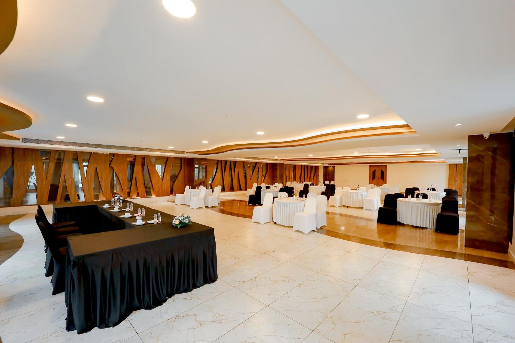 Zip By Spree Hotels Σουράτ Εξωτερικό φωτογραφία