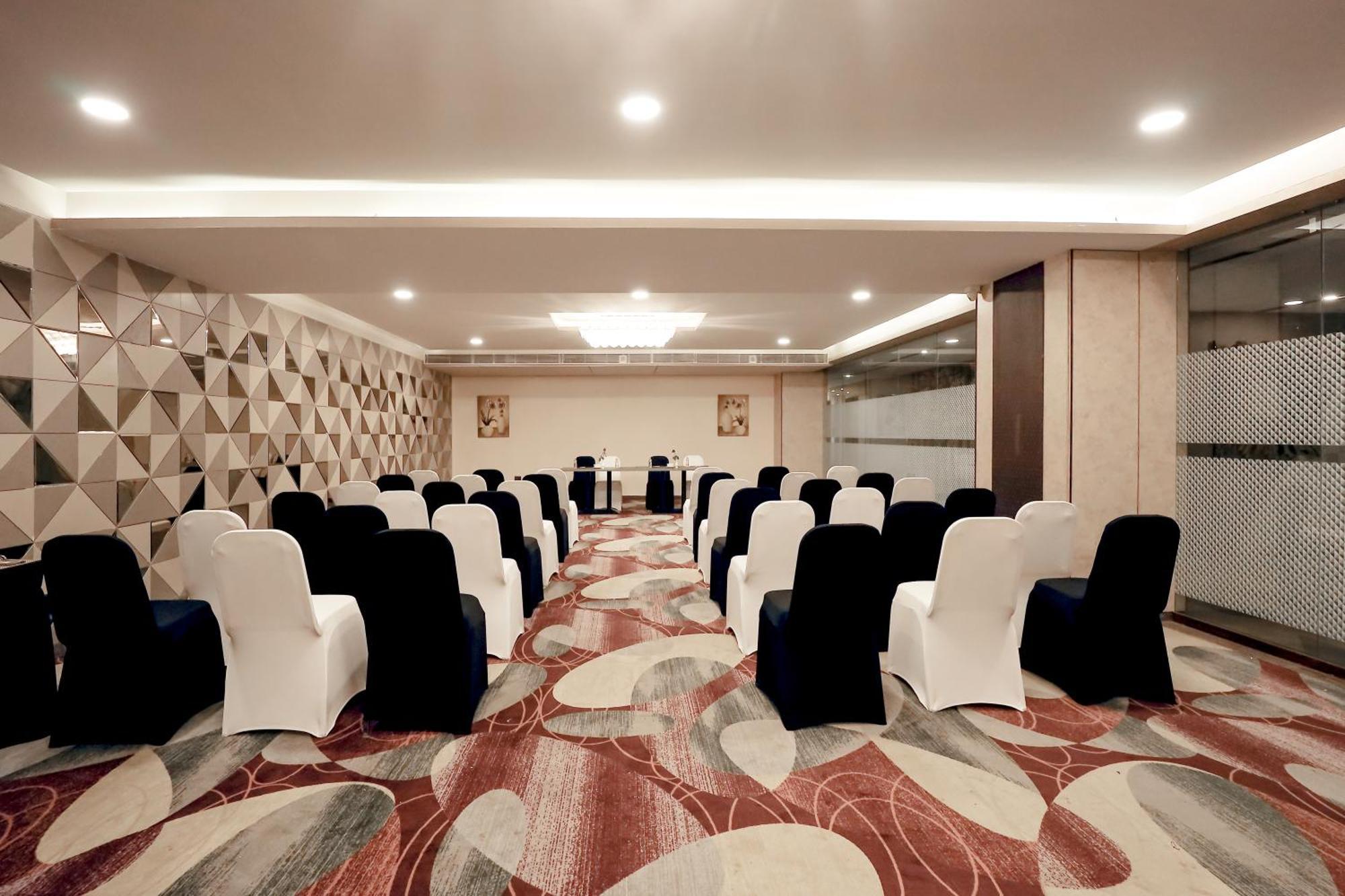 Zip By Spree Hotels Σουράτ Εξωτερικό φωτογραφία