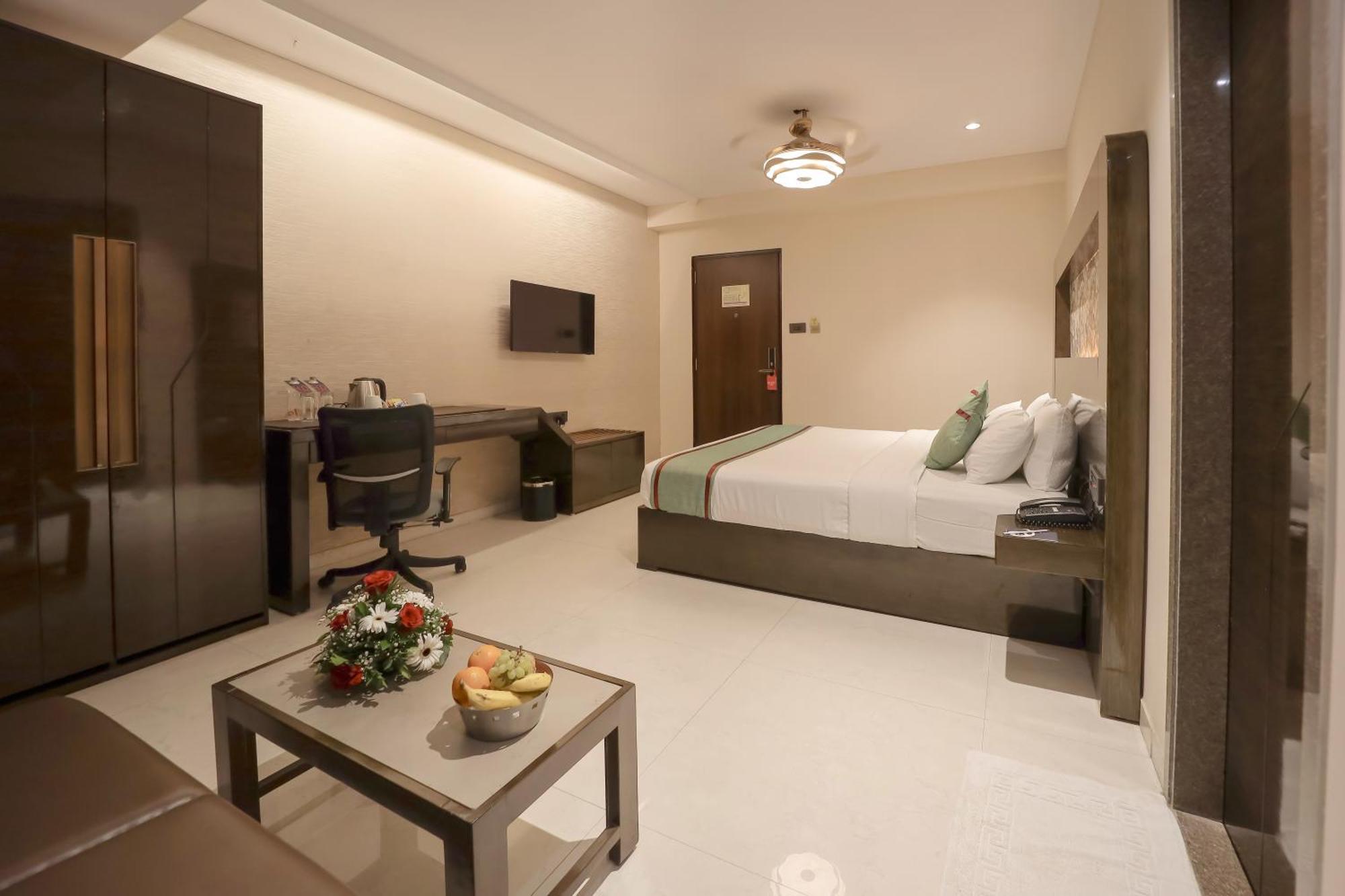Zip By Spree Hotels Σουράτ Εξωτερικό φωτογραφία