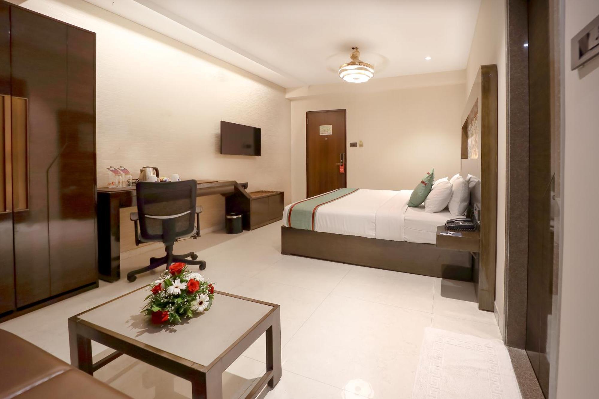 Zip By Spree Hotels Σουράτ Εξωτερικό φωτογραφία