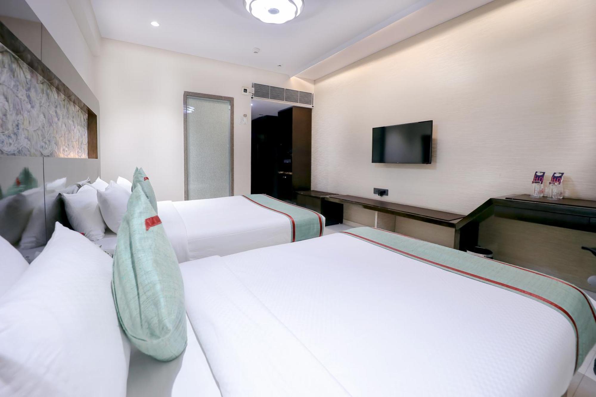 Zip By Spree Hotels Σουράτ Εξωτερικό φωτογραφία